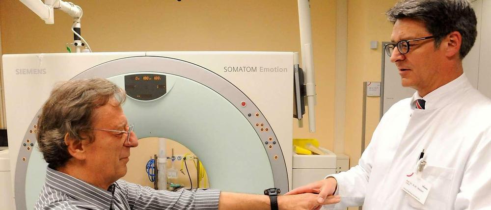 Bruno-Marcel Mackert (r.) erläuert Patient Jens Schildknecht die Thrombektomie. 