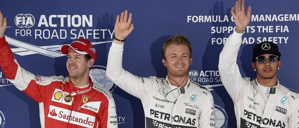Befreiender Jubel: Nico Rosberg (m.) feiert die Pole Position vor Teamkollege Lewis Hamilton (r.) und Sebastian Vettel (li.).