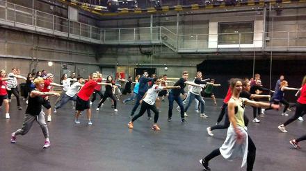 Kick it like Beckham. In den Studios in Adlershof motivieren Jo (vorne links) und Andy (vorne rechts) hunderte Tanzbewerber für die beiden Uefa-Finale-Showevents. Bei der Massenchoreographie von Wanda Rokicki muss jeder Schritt sitzen. Viel Zeit zum Üben bliebt ja zumindest fürs Frauenspiel am 14. Mai nicht.