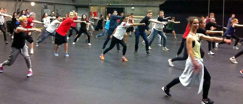 Kick it like Beckham. In den Studios in Adlershof motivieren Jo (vorne links) und Andy (vorne rechts) hunderte Tanzbewerber für die beiden Uefa-Finale-Showevents. Bei der Massenchoreographie von Wanda Rokicki muss jeder Schritt sitzen. Viel Zeit zum Üben bliebt ja zumindest fürs Frauenspiel am 14. Mai nicht.