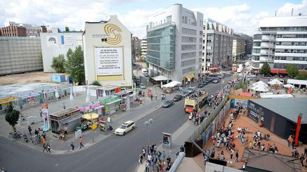 Verkauft. Das sind die beiden letzten noch unbebauten Grundstücke am Ost- und Westrand der Friedrichstraße. Rechts eine erste Schau zum geplanten Kalten Krieg-Museum, links die Imbissbuden.