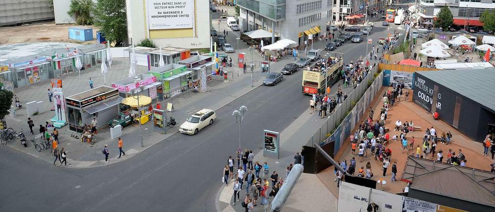 Verkauft. Das sind die beiden letzten noch unbebauten Grundstücke am Ost- und Westrand der Friedrichstraße. Rechts eine erste Schau zum geplanten Kalten Krieg-Museum, links die Imbissbuden.