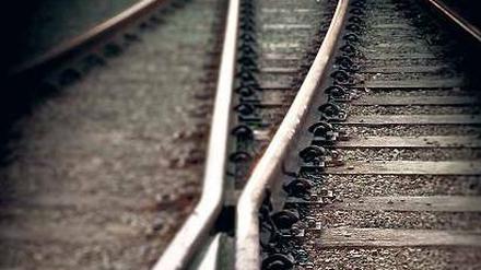 Weichenstellung. Weil die Bahn streikt, müssen viele Unternehmen ihre Waren auf andere Weise transportieren – etwa per Lkw. Das ist eine logistische Herausforderung.