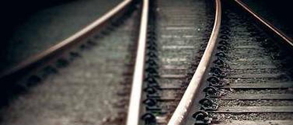 Weichenstellung. Weil die Bahn streikt, müssen viele Unternehmen ihre Waren auf andere Weise transportieren – etwa per Lkw. Das ist eine logistische Herausforderung.