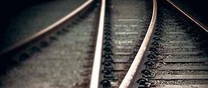 Weichenstellung. Weil die Bahn streikt, müssen viele Unternehmen ihre Waren auf andere Weise transportieren – etwa per Lkw. Das ist eine logistische Herausforderung.