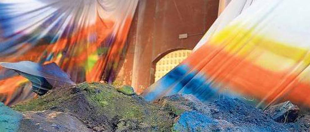 Welt in Trümmern: Die deutsche Künstlerin Katharina Grosse lässt im Arsenale Farben explodieren.