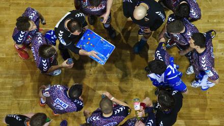 Zentral gesteuert. Trainer Dagur Sigurdsson (mit Taktiktafel) und den Füchsen Berlin stehen die wichtigsten Tage der Saison inklusive zweier Finalturniere bevor. 