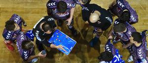 Zentral gesteuert. Trainer Dagur Sigurdsson (mit Taktiktafel) und den Füchsen Berlin stehen die wichtigsten Tage der Saison inklusive zweier Finalturniere bevor. 