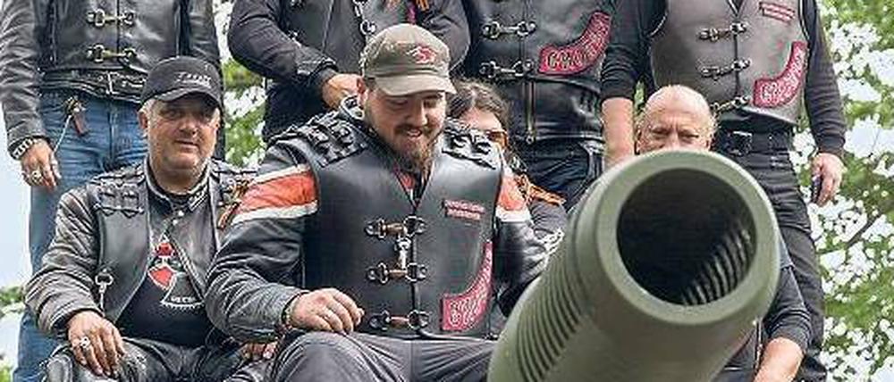 Zielgerichtet. Einige Rocker haben es geschafft – nach Berlin und hinauf auf einen alten russischen Panzer.