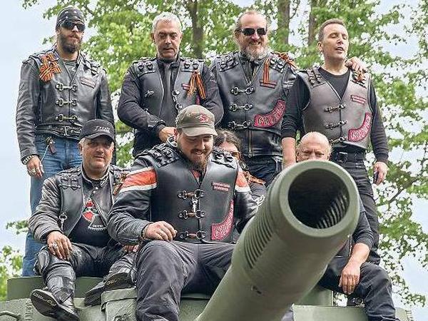 Zielgerichtet. Einige Rocker haben es geschafft – nach Berlin und hinauf auf einen alten russischen Panzer.