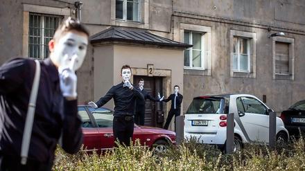 Pssst! Stefan Wabner (2.v.l.) glaubt an die Wirkung von Pantomime.