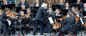 Ringen um den neuen Maestro am Pult: die Berliner Philharmoniker, hier in einer Kammermusik-formation mit ihrem jetzigen Chef Simon Rattle.