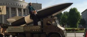 Panzer an der Volksbühne: Arbeiterlieder schallen über den Platz, ein Motorrad mit roter Sowjetfahne knattert vorbei, gefolgt von einer schwarzweißen Rakete auf einem Kübelwagen.