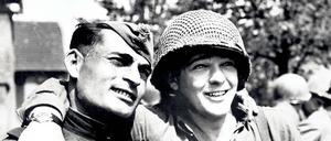 Arm in Arm genießen diese Soldaten das Ende des Zweiten Weltkriegs.