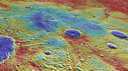 Anomalie. In dem blau gefärbten Becken „Suisei Planitia“ fand die Sonde auffällige magnetische Signale. Sie verweisen auf eine frühe Magnetisierung der Kruste des Merkur. Ebenfalls in Blau sind zahlreiche Einschlagkrater zu erkennen. Sie sind teilweise größer als 50 Kilometer. 