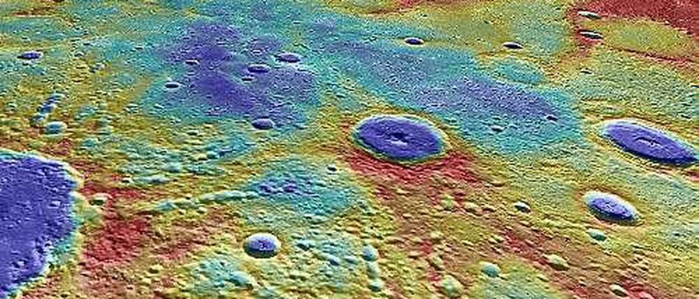 Anomalie. In dem blau gefärbten Becken „Suisei Planitia“ fand die Sonde auffällige magnetische Signale. Sie verweisen auf eine frühe Magnetisierung der Kruste des Merkur. Ebenfalls in Blau sind zahlreiche Einschlagkrater zu erkennen. Sie sind teilweise größer als 50 Kilometer.