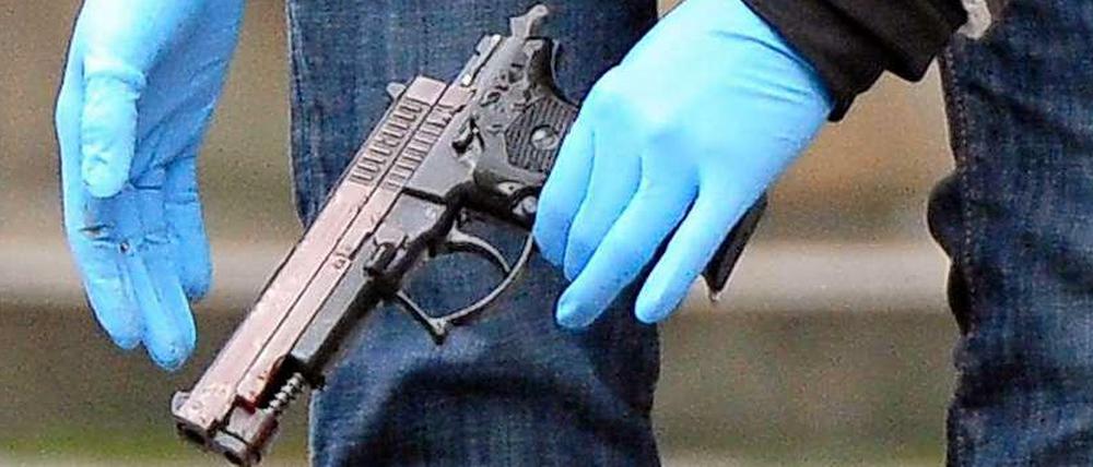 Die Polizei stellt im Januar die Tatwaffe vor dem Gerichtsgebäude in Frankfurt am Main sicher. Ein Mann hatte aus Rache zwei Männer ermordet und wurde nun zu lebenslanger Haft verurteilt. 