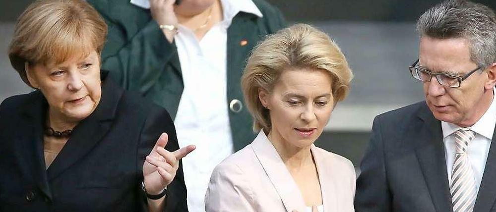 Angela Merkel, Ursula von der Leyen und Thomas de Maizière bei der Kanzlerwahl 2013 im Bundestag.