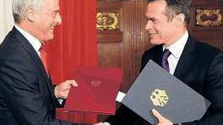 Hand drauf! Der damalige Verkehrsminister Ramsauer und sein polnischer Kollege freuen sich über den Ausbau der Bahnstrecke Berlin–Stettin – leider stammt dieses Foto auch schon aus dem Jahr 2012. 
