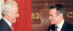 Hand drauf! Der damalige Verkehrsminister Ramsauer und sein polnischer Kollege freuen sich über den Ausbau der Bahnstrecke Berlin–Stettin – leider stammt dieses Foto auch schon aus dem Jahr 2012. 