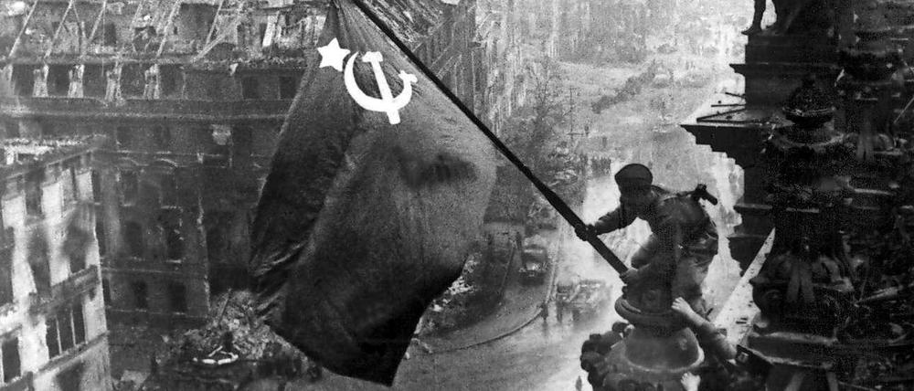 Die Schlacht um Berlin endete in einer Parterrewohnung in Tempelhof. Auf diesem Bild hisst ein Soldat die sowjetische Flagge auf dem Reichstag.
