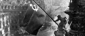 Die Schlacht um Berlin endete in einer Parterrewohnung in Tempelhof. Auf diesem Bild hisst ein Soldat die sowjetische Flagge auf dem Reichstag.