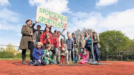 Erstmal putzen. Eltern und Schüler der Spartacus-Schule in Friedrichshain richten den Sportplatz her.