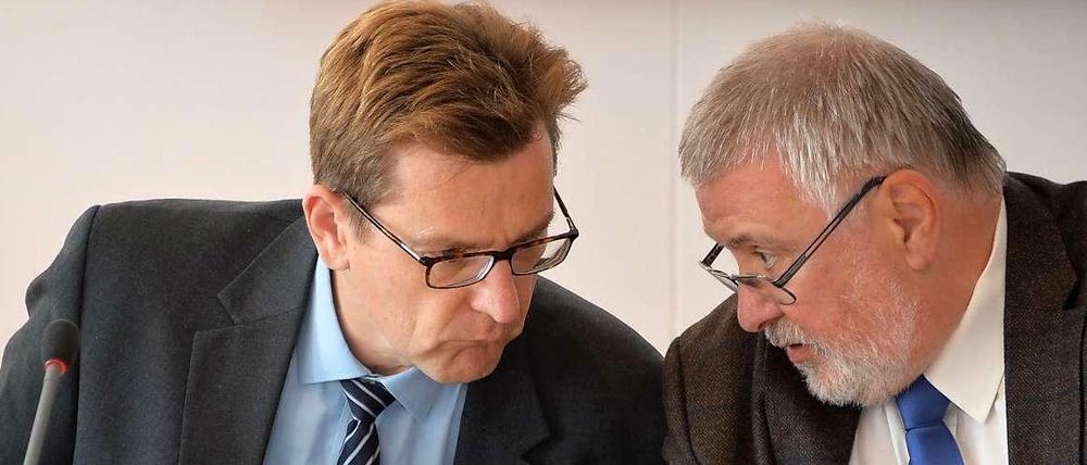 Noch viel Arbeit vor sich: Flughafenchef Karsten Mühlenfeld und der Aufsichtsratsvorsitzende, Brandenburgs Staatssekretär Rainer Bretschneider.