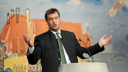 Markus Söder, bayerischer Finanzminister (CSU), ist ein gern gesehener Gast im Münchner Hofbräuhaus - hier spricht er in der Gastwirtschaft beim Maibock-Anstich. 
