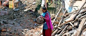 Eine der Überlebenden nach dem Erdbeben in Nepal. 