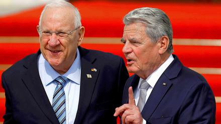 Vor dem Schloss Bellevue: Bundespräsident Joachim Gauck (rechts) mit seinem Gast, dem israelischen Präsidenten Reuven Rivlin. 