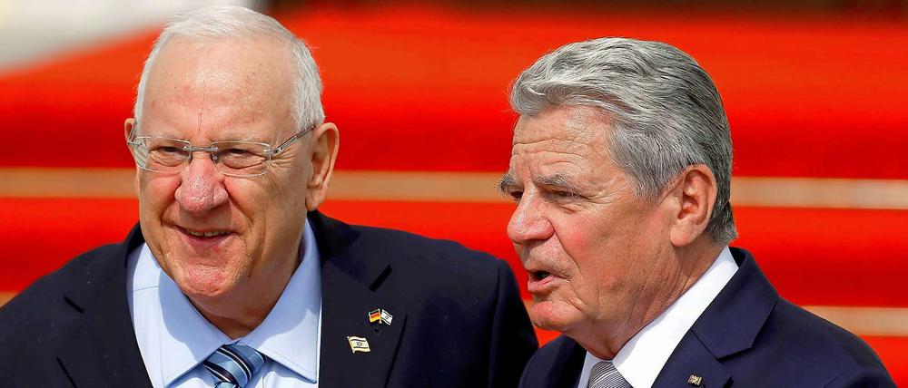 Vor dem Schloss Bellevue: Bundespräsident Joachim Gauck (rechts) mit seinem Gast, dem israelischen Präsidenten Reuven Rivlin. 