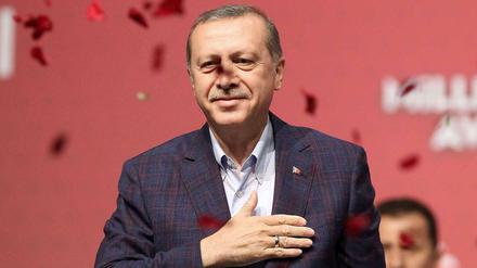 Hand aufs Herz: Erdogan am Sonntag in Karlsruhe.