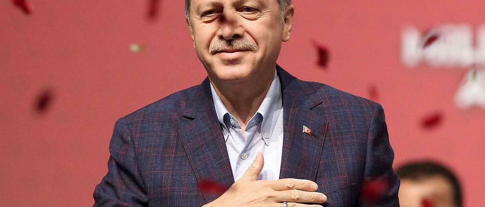 Hand aufs Herz: Erdogan am Sonntag in Karlsruhe.