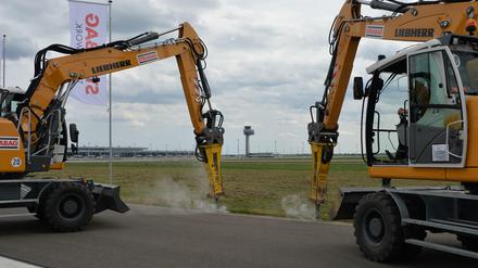 Bagger brechen die Schlitzrinnen der Nordbahn auf. Der Flughafen begann mit der Sanierung der Start- und Landebahn des Flughafens Schönefeld, der künftigen Nordbahn des neuen BER.