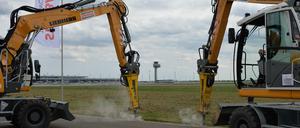 Bagger brechen die Schlitzrinnen der Nordbahn auf. Der Flughafen begann mit der Sanierung der Start- und Landebahn des Flughafens Schönefeld, der künftigen Nordbahn des neuen BER.
