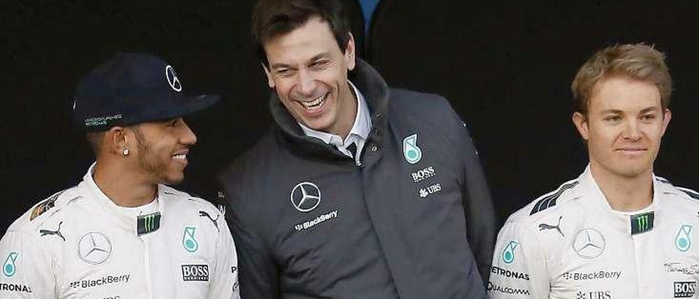 Torger Christian „Toto“ Wolff, 43, hier zwischen seinen Fahrern Lewis Hamilton, links, und Nico Rosberg, ist seit Januar 2013 Motorsportchef bei Mercedes. Er führte das Team im vergangenen Jahr zu den Formel-1-WM-Titeln bei den Fahrern und Konstrukteuren.