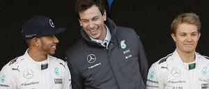 Torger Christian „Toto“ Wolff, 43, hier zwischen seinen Fahrern Lewis Hamilton, links, und Nico Rosberg, ist seit Januar 2013 Motorsportchef bei Mercedes. Er führte das Team im vergangenen Jahr zu den Formel-1-WM-Titeln bei den Fahrern und Konstrukteuren.