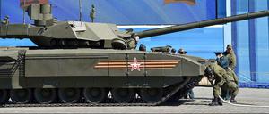 Peinlich. Der neue russische Panzer Armata T 14, auf den Moskau so stolz ist, ist bei der Generalprobe für die große Militärparade liegen geblieben. Auf diesem Foto bringen Soldaten ein Seil an, damit der Panzer abgeschleppt werden kann.