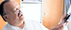 Arzt begutachtet Röntgenbild