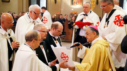 In der Johannes-Basilika wurden am Sonntag 18 Gläubige zu neuen Rittern des Ordens zum Heiligen Grab von Jerusalem geschlagen. darunter auch Sebastian Gehrold (Bildmitte, mit dem Patriarchen von Jerusalem, Erzbischof Fouad Twal). 