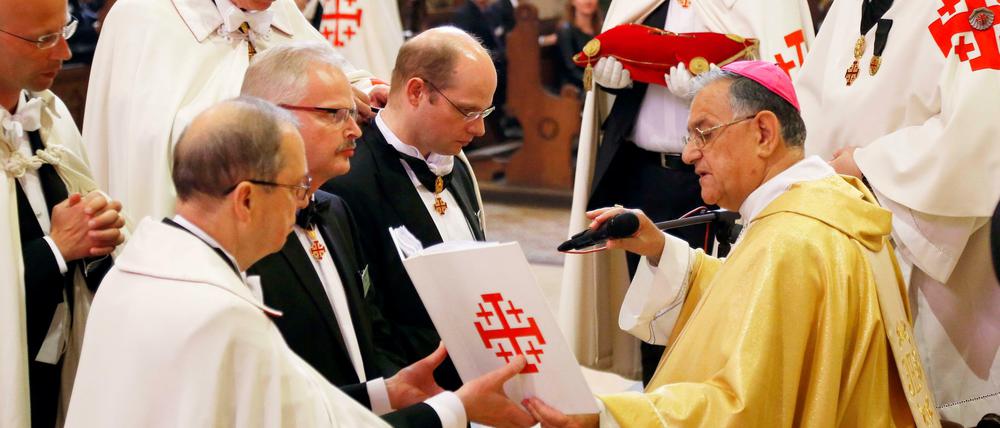 In der Johannes-Basilika wurden am Sonntag 18 Gläubige zu neuen Rittern des Ordens zum Heiligen Grab von Jerusalem geschlagen. darunter auch Sebastian Gehrold (Bildmitte, mit dem Patriarchen von Jerusalem, Erzbischof Fouad Twal). 