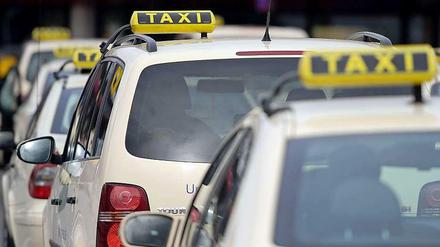 In der Warteschlange: Ob Taxifahrer in Berlin Zahlungen per EC- oder Kreditkarte akzeptieren müssen, prüft nun das Verwaltungsgericht.