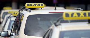 In der Warteschlange: Ob Taxifahrer in Berlin Zahlungen per EC- oder Kreditkarte akzeptieren müssen, prüft nun das Verwaltungsgericht.