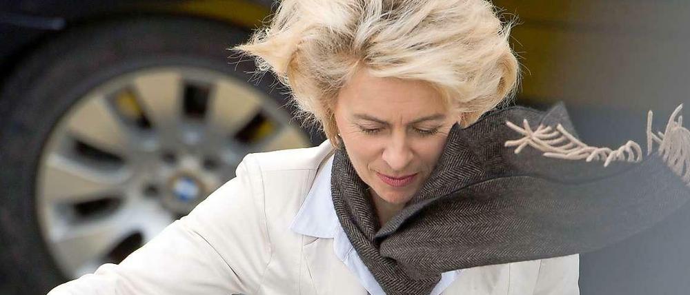 Weht der Wind ins Gesicht. Bundesverteidigungsministerin Ursula von der Leyen. 