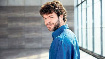 Dem Spanier Pablo Heras-Casado wird Kommunikationsstärke und Vielseitigkeit nachgesagt: In der Alten Musik ist er ebenso zu Hause wie im Zeitgenössischen, er dirigiert große Sinfonieorchester genauso gern wie kleine Spezialensembles. Bei den Philharmonikern stand er erst ein einziges Mal am Pult, im Winter 2011. 