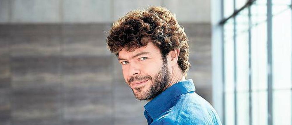 Dem Spanier Pablo Heras-Casado wird Kommunikationsstärke und Vielseitigkeit nachgesagt: In der Alten Musik ist er ebenso zu Hause wie im Zeitgenössischen, er dirigiert große Sinfonieorchester genauso gern wie kleine Spezialensembles. Bei den Philharmonikern stand er erst ein einziges Mal am Pult, im Winter 2011.