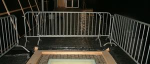 Bei der Fashion Week 2010 war das Mahnmal auf dem Bebelplatz zwar eingezäunt, aber zu sehen.