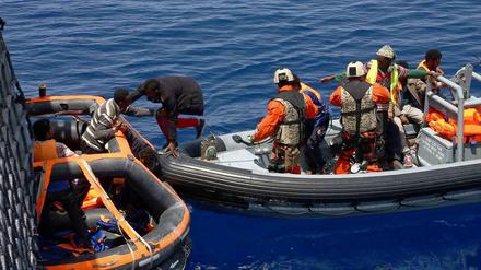 Besatzungsmitglieder der Fregatte "Hessen" retten in Not geratene Flüchtlinge im Mittelmeer.