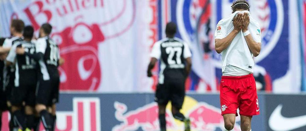 Nach dem Treffer zum 0:3 schlägt Leipzigs Yussuf Poulsen (r.) beide Hände über dem Kopf zusammen.